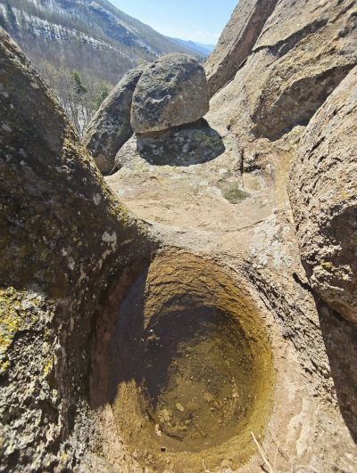 Праисторическо мегалитно светилище на пътя към Чурен  2